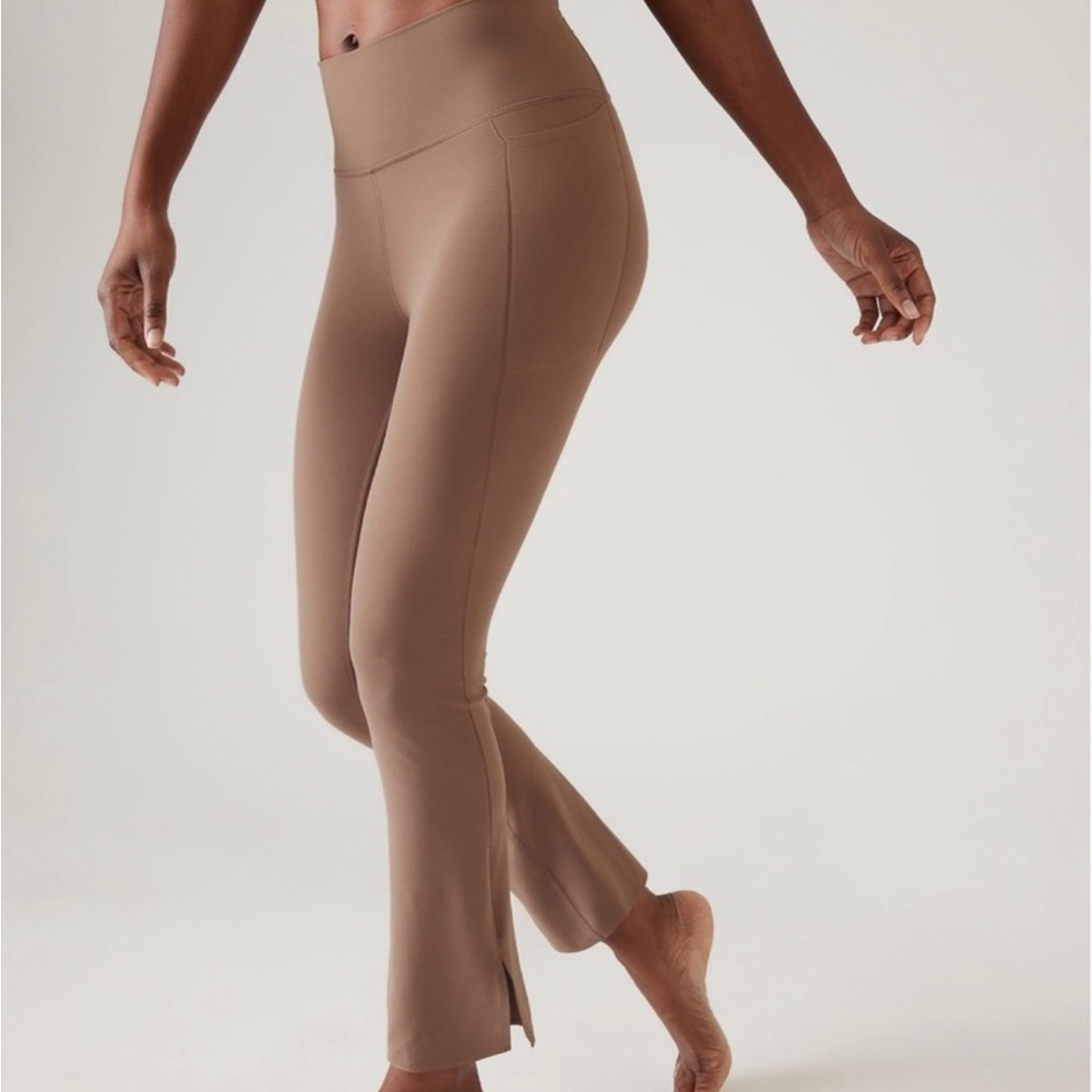 Athletes Transcend Stash Crop Straight legging, rustic beige